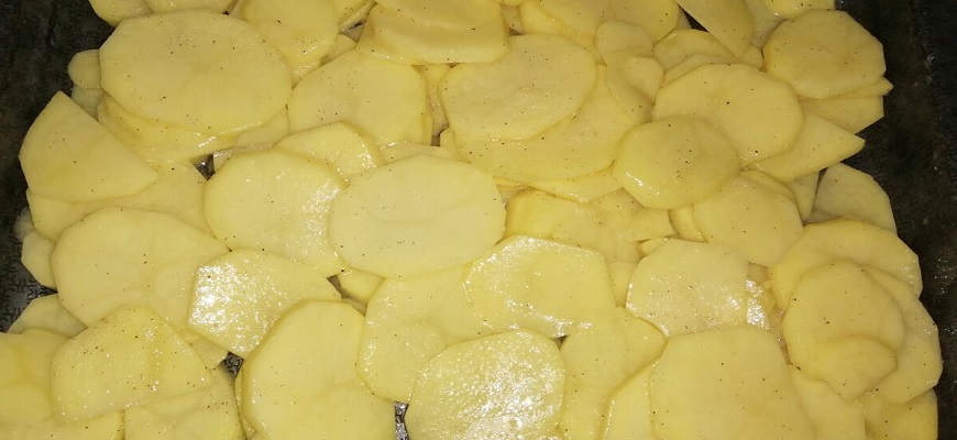 Выложить картофель