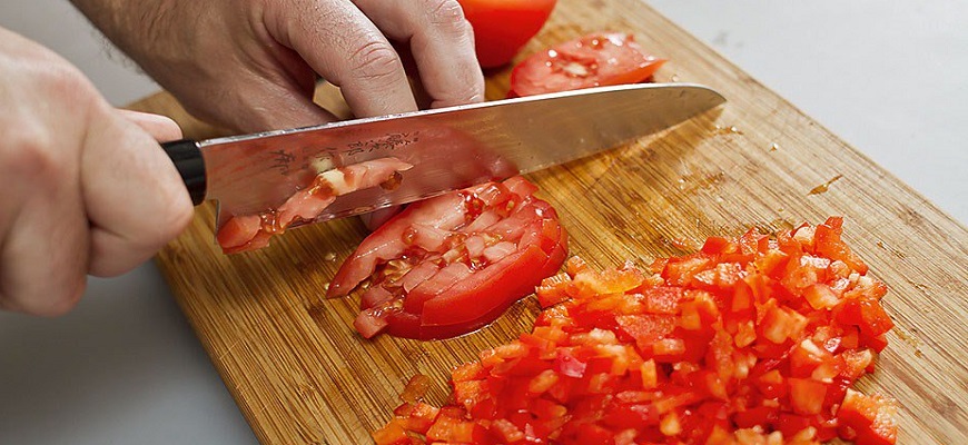 Порезать томаты