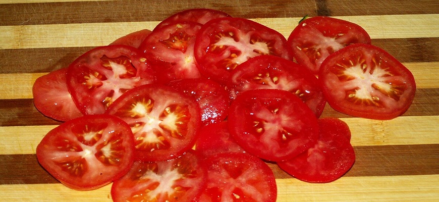 Нарежьте половину помидоров кружочками