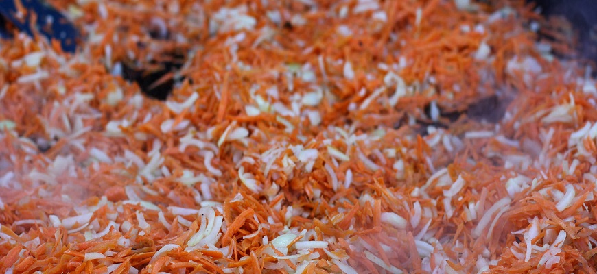 Выложить лук и морковь
